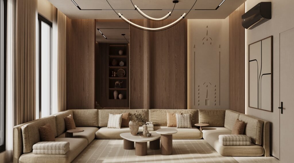 تصميم مجلس أرضي مودرن بروح تراثية نجْدية مطورة من تيلا السعودية، يوضح الألوان الرملية والزخارف الحائطية المضاءة.